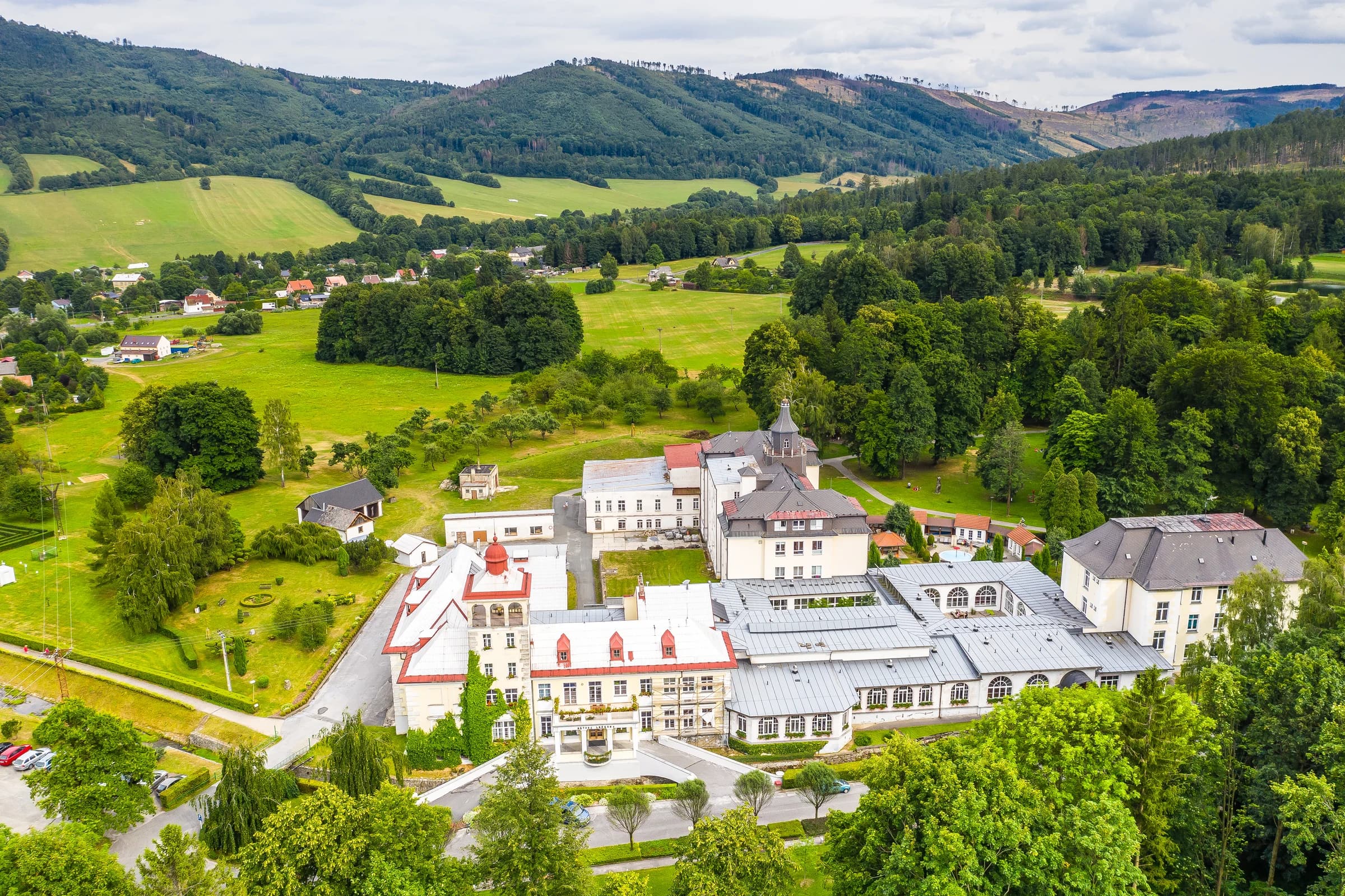 Letecký pohled na budovy Sanatoria EDEL a okolní krajinu
