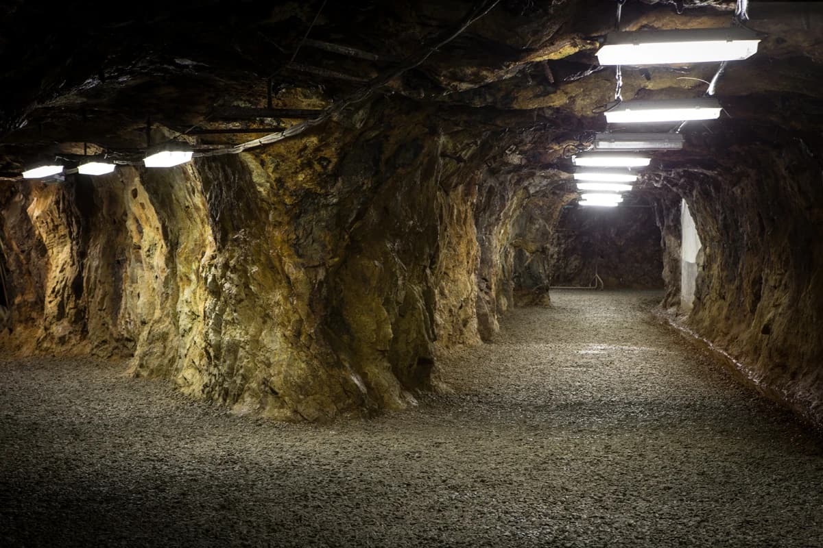Osvětlený skalní prostor využívaný pro speleoterapii