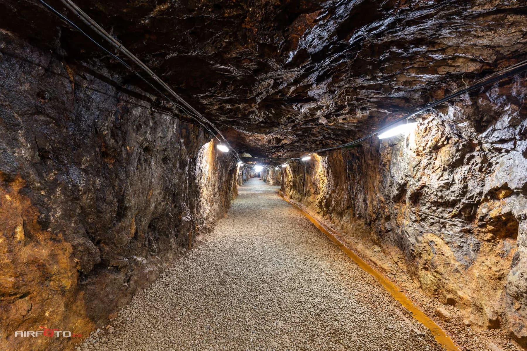 Osvětlený průchod podzemní štolou využívanou pro speleoterapii
