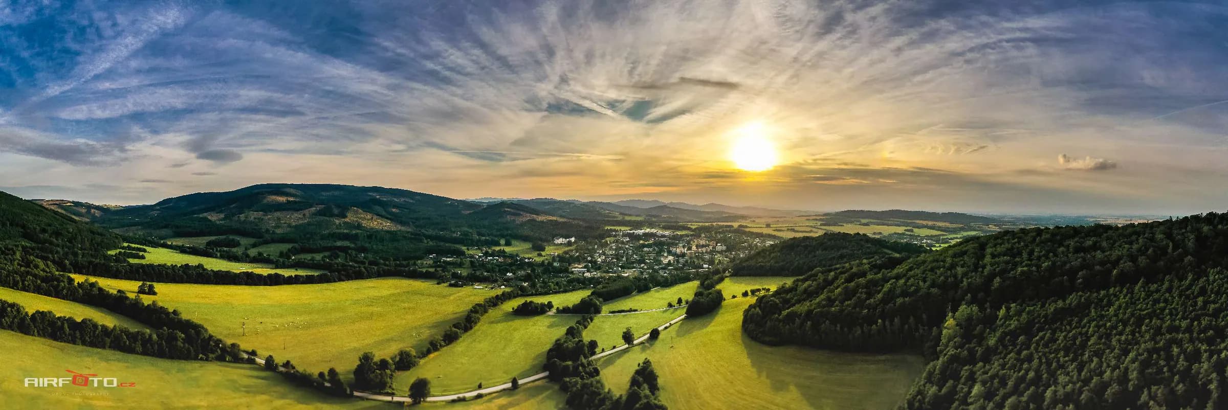 Panoramatický pohled na krajinu Zlatohorska