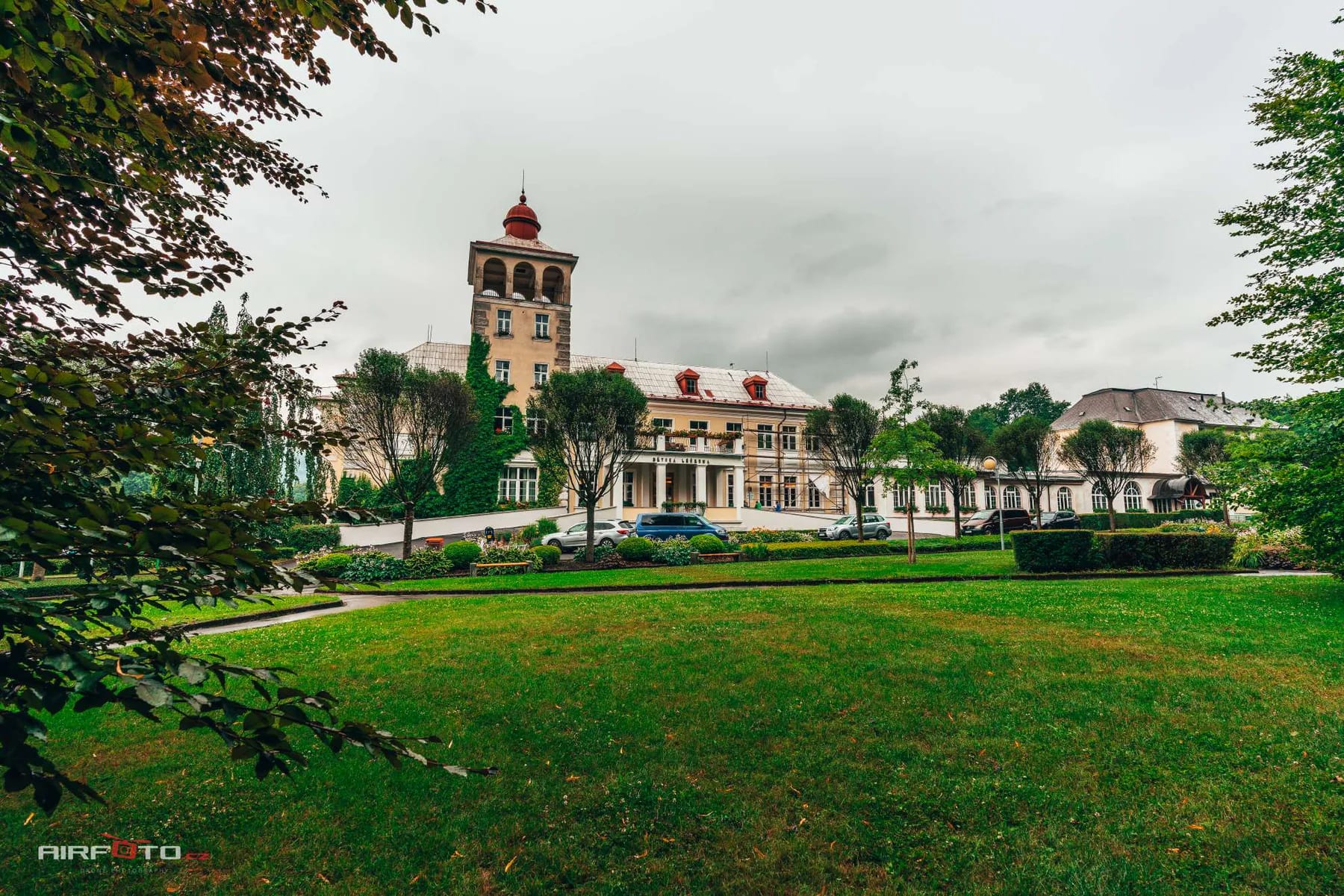 Hlavní budova Sanatoria EDEL při pohledu z parku